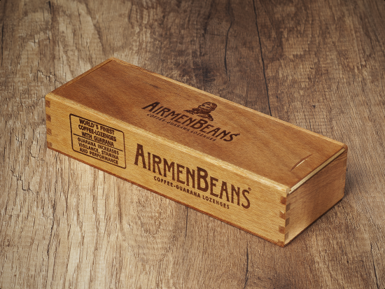 Schreibtischbox mit Schiebedeckel befüllt mit 3 Btl. AirmenBeans Pastillen und 1 originalen AirmenBeans Zedernholzisterl